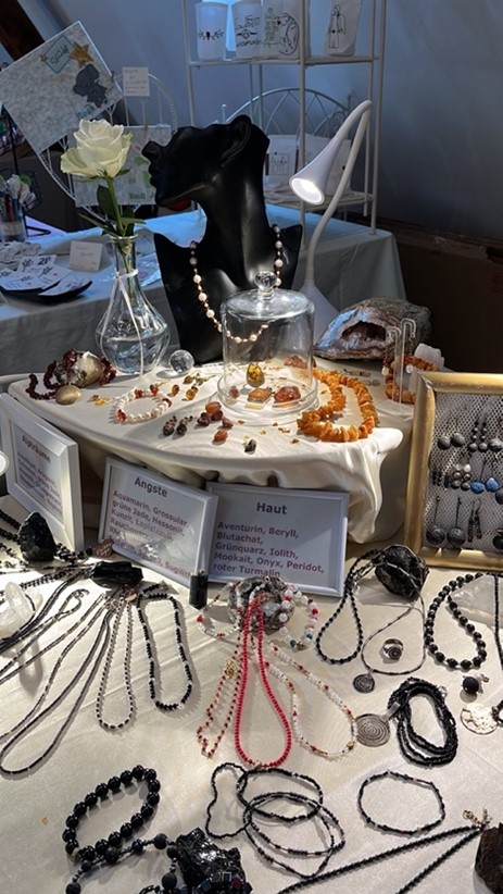 Heilsteinschmuck von Helga Gögel